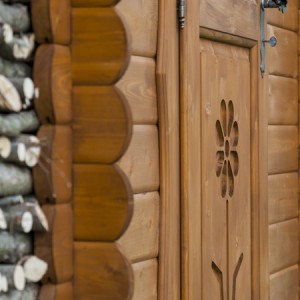 Intaglio La Pratolina sullo specchio in legno della porta della casetta Rustica