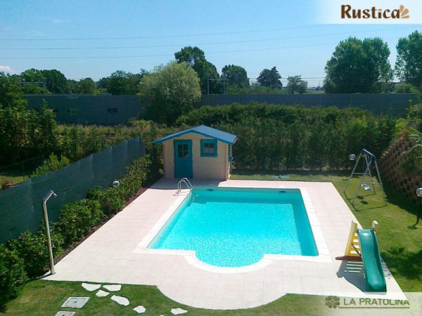 La casetta di legno su misura è stata realizzata a bordo piscina richiamando anche nei colori l'atmosfera rilassante e suggestiva dell'acqua.