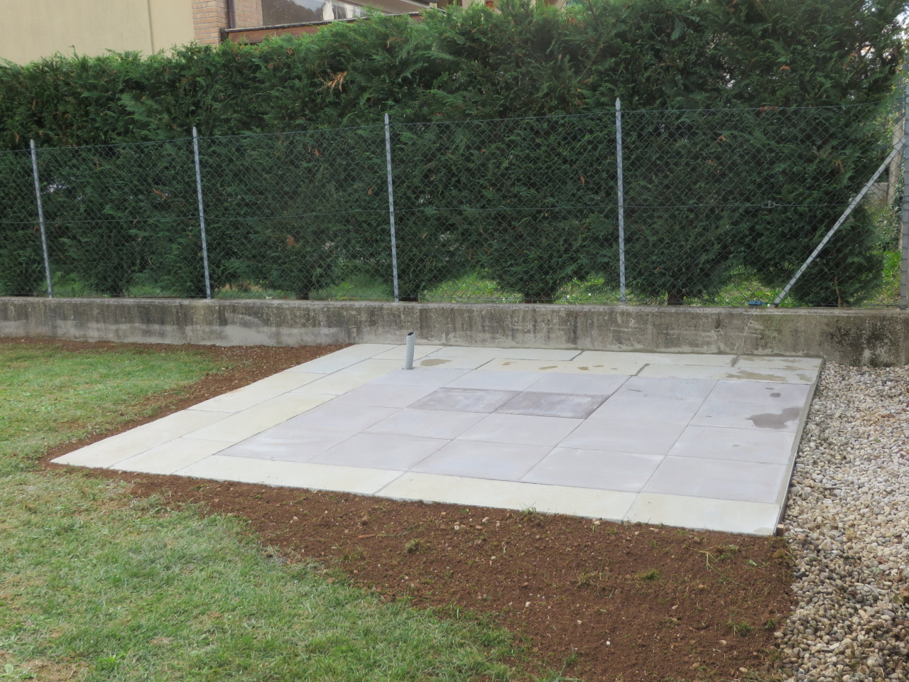 Realizzare un basamento per casette di legno Come piastrellare un giardino
