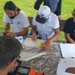 I ragazzi del Paradelta Club studiano le cartine prima del decollo.