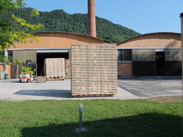 Qui trasportiamo la struttura in legno dalla nostra sede al Festival.