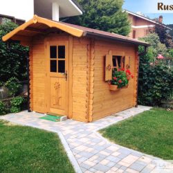 casetta in legno giardino con siepe