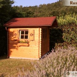casetta in legno in collina