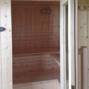 Interno casetta da giardino con sauna