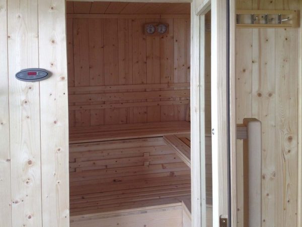 Interno casetta da giardino con sauna