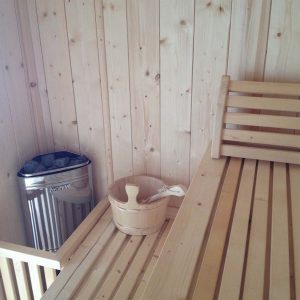 Interno sauna in legno dentro casetta da giardino