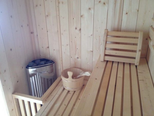 Interno sauna in legno dentro casetta da giardino