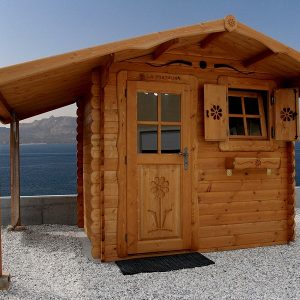 casetta con tettoia per la legna