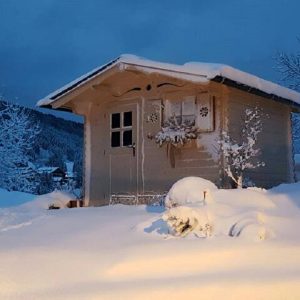 casetta di montagne sotto la neve