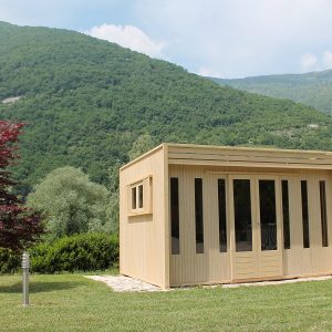 casetta di legno con lucernari